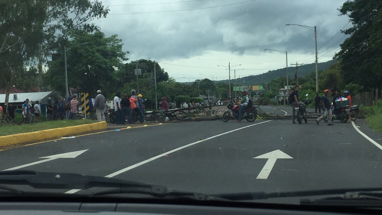 Tranque en carretera a Masaya. Foto: Gerall Chávez