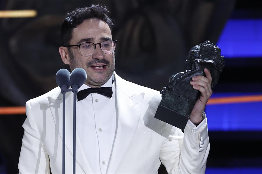 El realizador Juan Antonio Bayona tras recibir el Goya a ´Mejor dirección´ por su película ´La sociedad de la nieve´ ,/EFE
