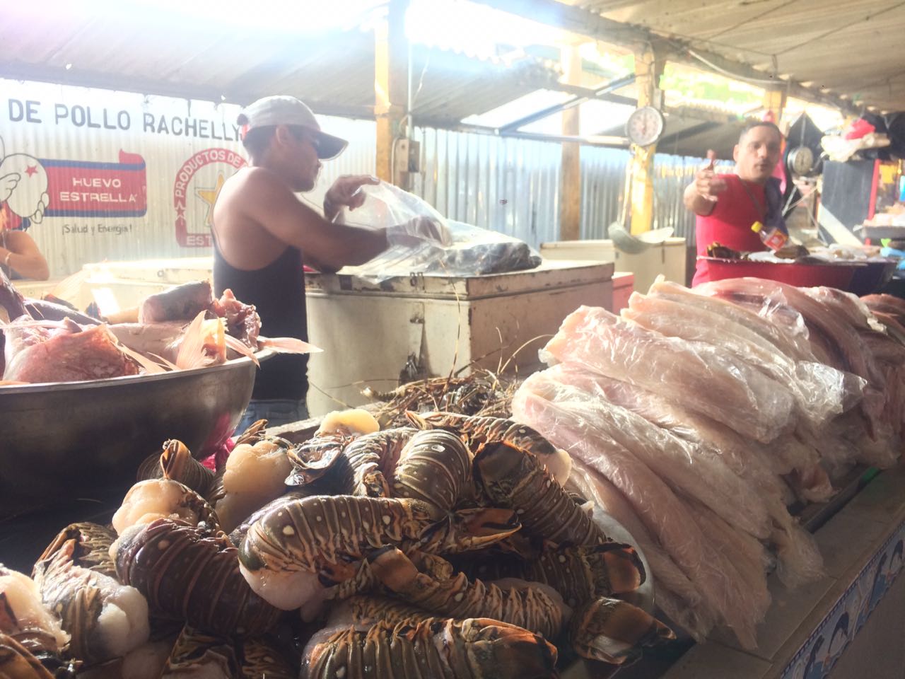 Las ventas de mariscos continúan bajas.