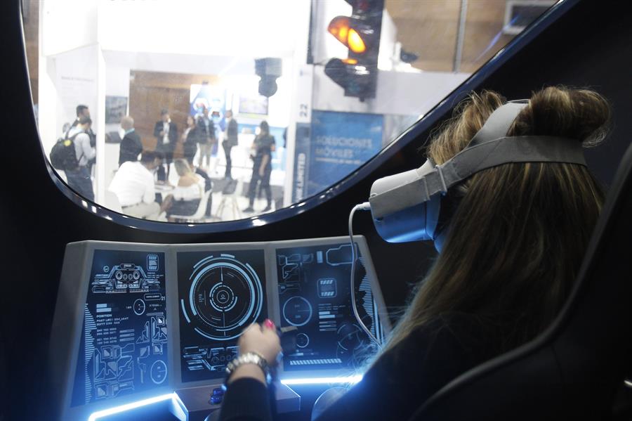 Fotografía de archivo de una mujer probando unas gafas de realidad virtual. /EFE