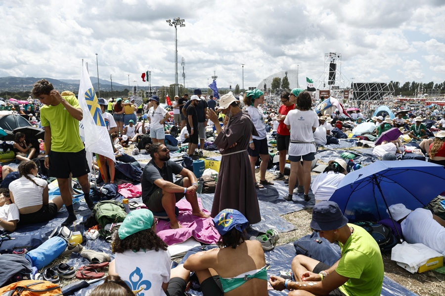Los fieles se reúnen para una vigilia de oración presidida por el Papa León XIV./ EFE