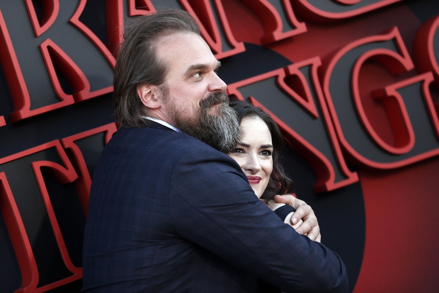 La actriz estadounidense Winona Ryder y el actor David Harbour, parte del elenco de 'Stranger Things'./ EFE