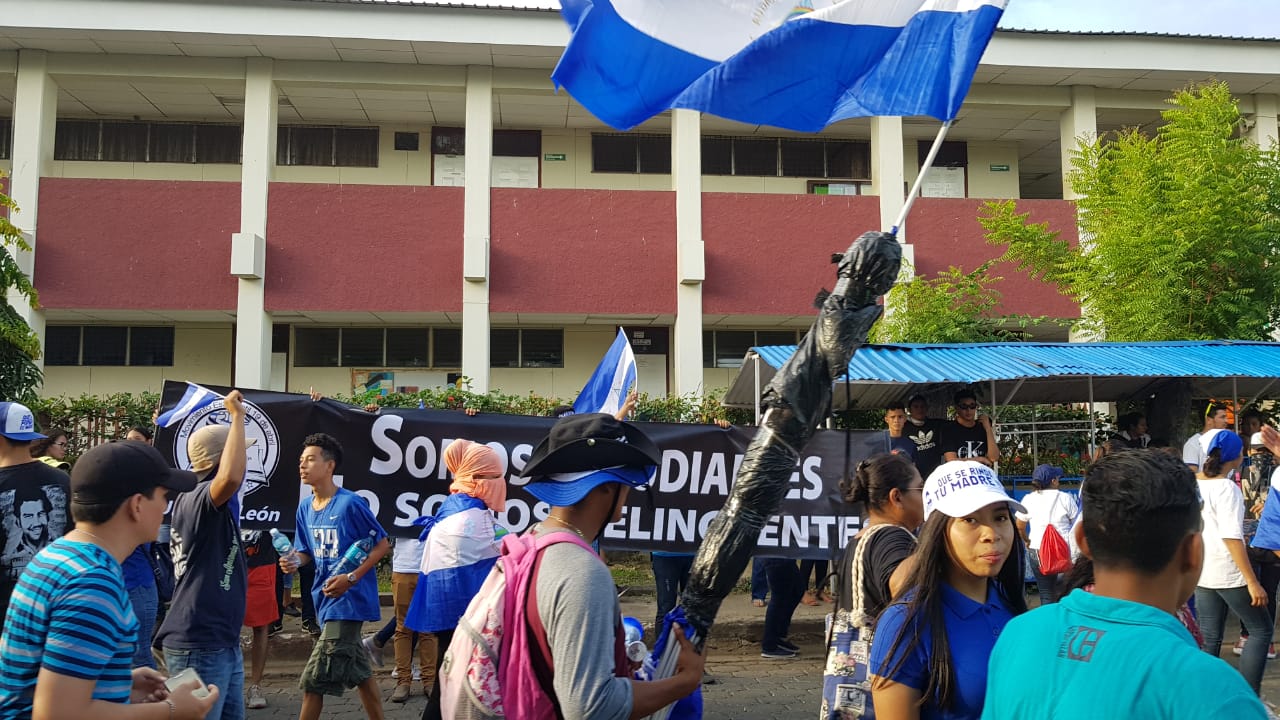 Estudiantes protestan en León.