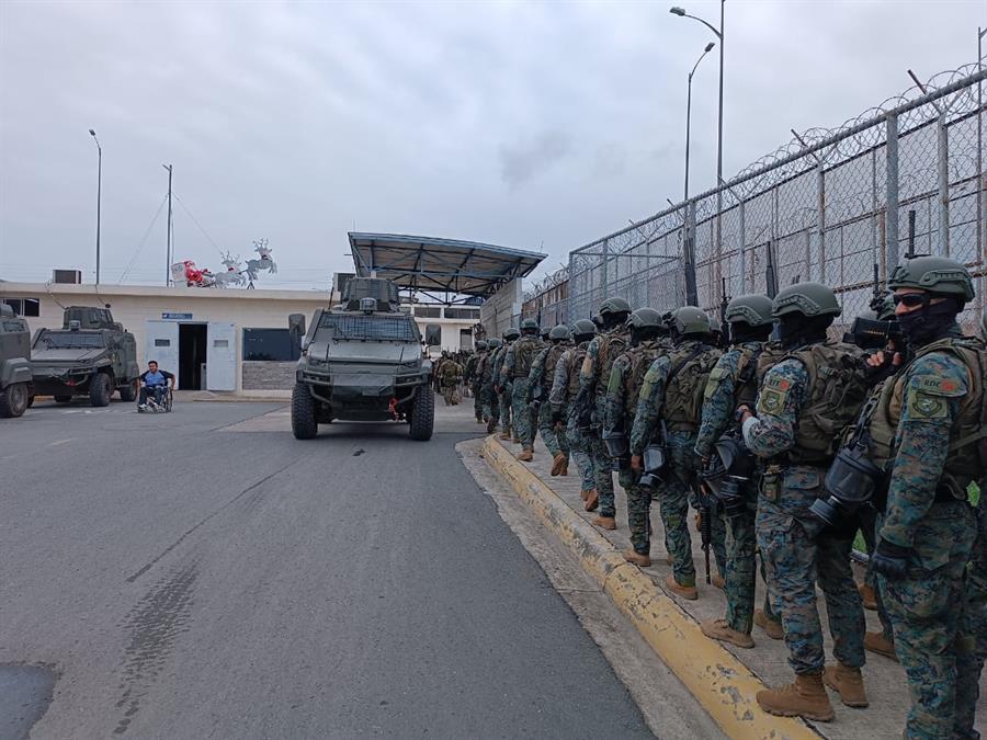 Foto por las Fuerzas Armadas de Ecuador que muestra a soldados mientras realizan un operativo /EFE