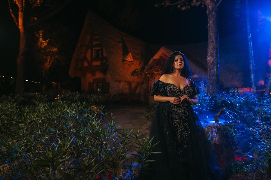 Fotografía cedida por Disney donde aparece una modelo luciendo el nuevo vestido de novia de la 'Reina Malvada', inspirado en la villana de 'Blancanieves y los siete enanitos'./EFE