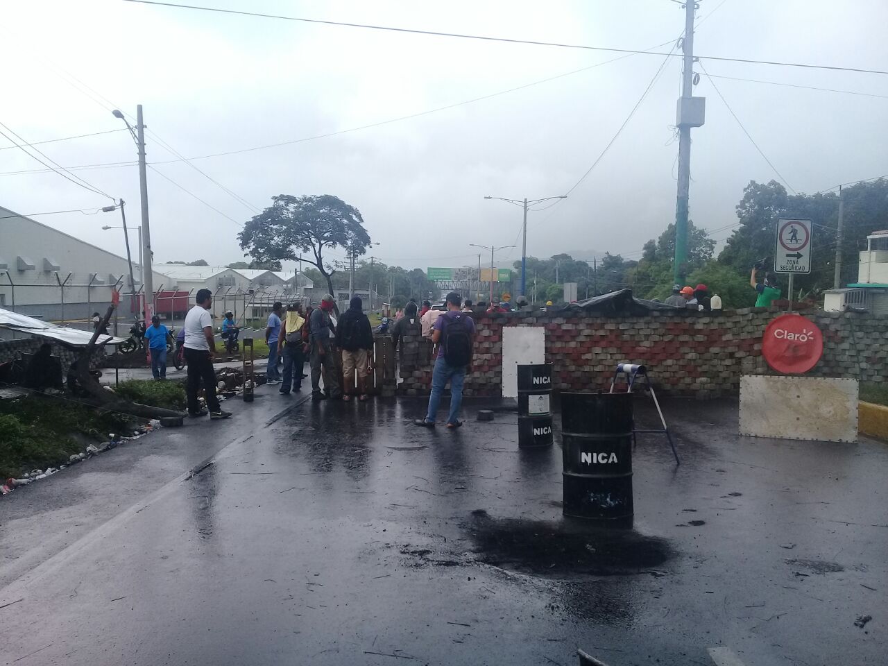 Ciudadanos de Nindirí han detenido a un presunto policía en el tranque de ubicado en la entrada de la ciudad. Foto: Héctor Rosales
