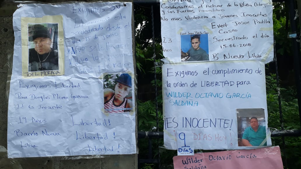 Carteles que han colocado familiares de los detenidos en las afueras de la Dirección de Auxilio Judicial en Managua, conocido como El Chipote. Foto: Elizabeth Reyes.