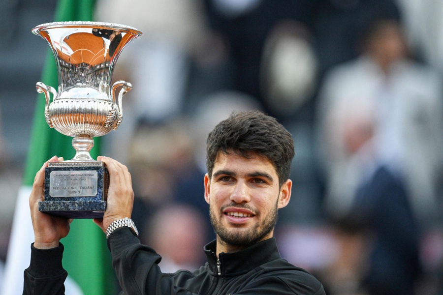 El español Carlos Alcaraz alza el trofeo del Abierto de Roma, tras superar en la final al italiano Jannik Sinner./ EFE