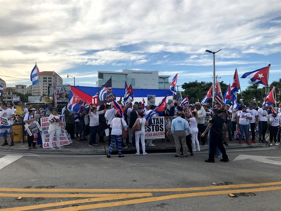 Decenas de cubanos se congregan hoy en Miami en solidaridad con la marcha prevista en la isla este 15N / EFE