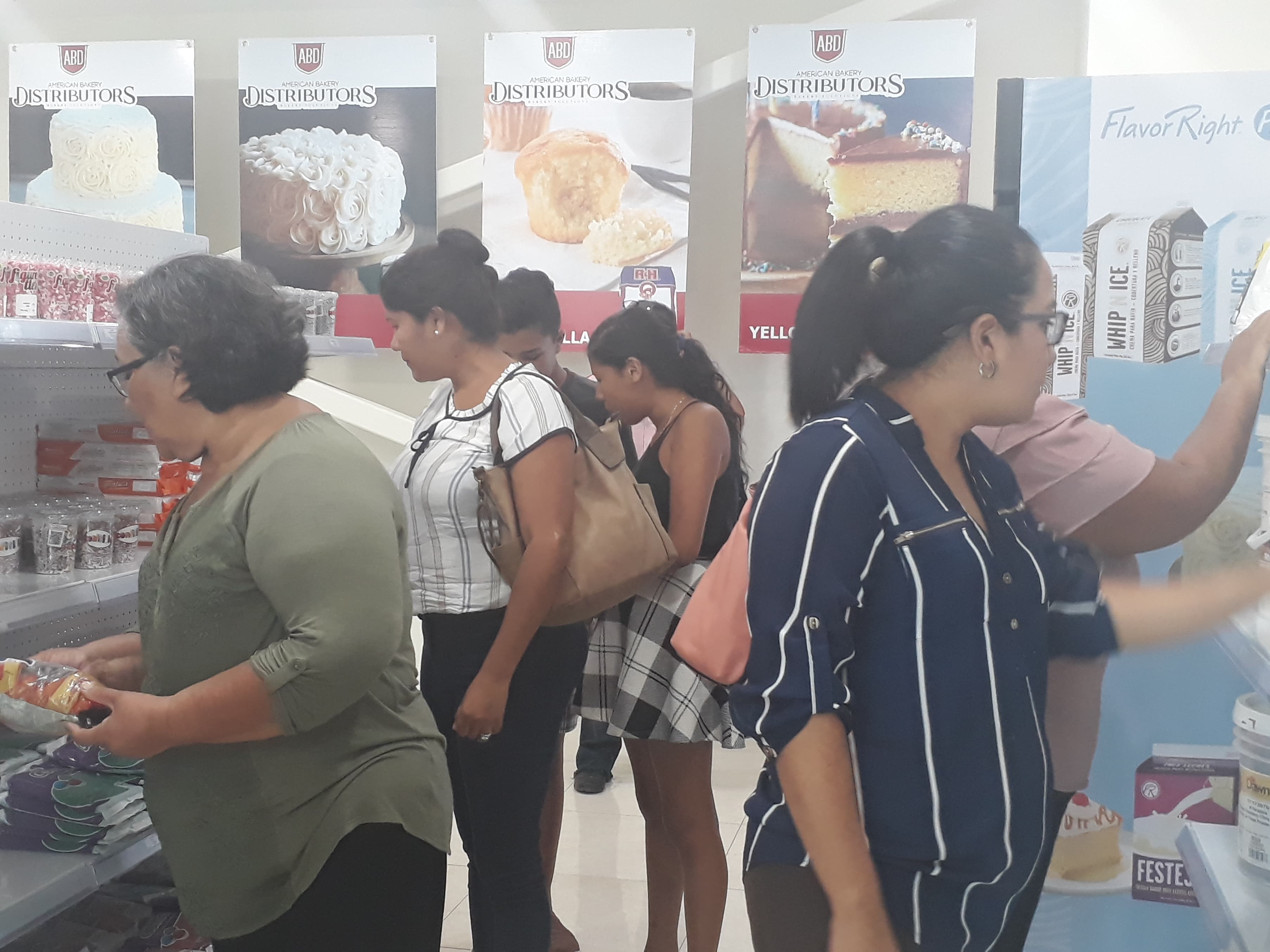 Clientes en la tienda American Bakery.