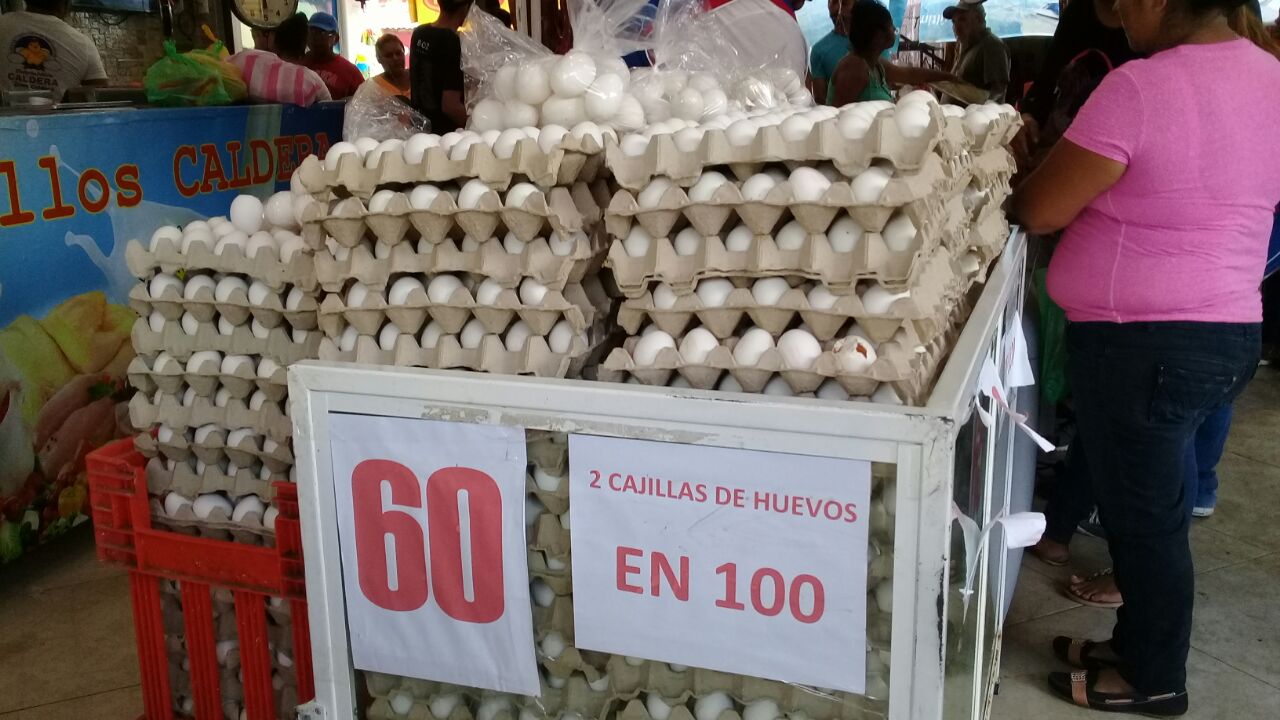 El precio de la cajilla de huevo ha bajado considerablemente en el mercado Oriental. Foto: Héctor Rosales