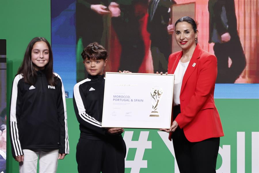 La presidenta interina de la RFEF, María Ángeles García 'Yaye', recibe el diploma que acredita a España, Marruecos y Portugal como sedes del Mundial 2030./ EFE