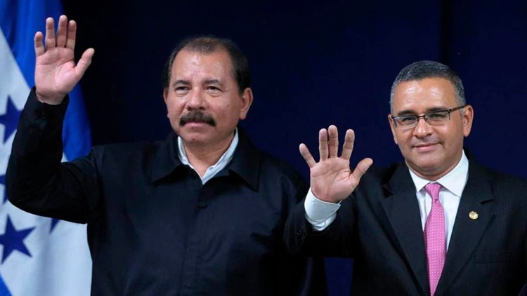 El presidente de Nicaragua Daniel Ortega junto a Mauricio Funes, expresidente salvadoreño. Foto: Cortesía