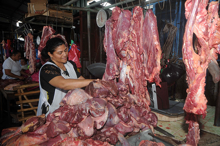 Carne bajo por sobre producción en los mataderos.