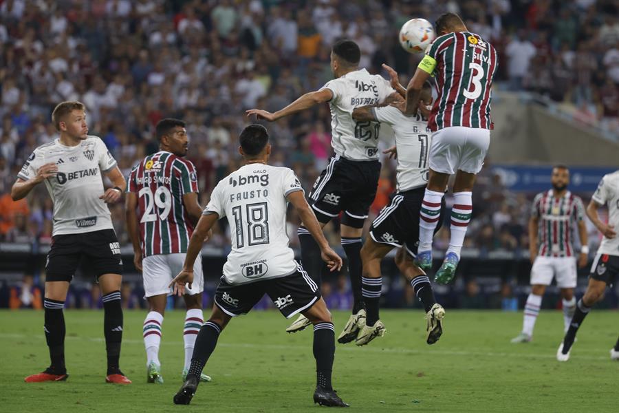 Thiago Silva (d) de Fluminense remata en el partido de ida de cuartos de final de la Copa Libertadores. /EFE
