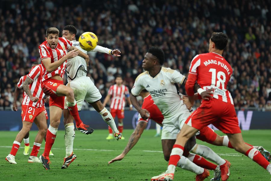 El delantero del Real Madrid Vinicius Jr (2d) en el momento de marcar gol ante el Almería durante el partido de LaLiga correspondiente a la jornada 21, y que enfrentó el domingo a Real Madrid y UD Almería en el Santiago Bernabéu. /EFE