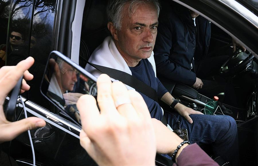 El luso José Mourinho abandonó la ciudad deportiva de Trigoria tras ser despedido por el Roma. /EFE