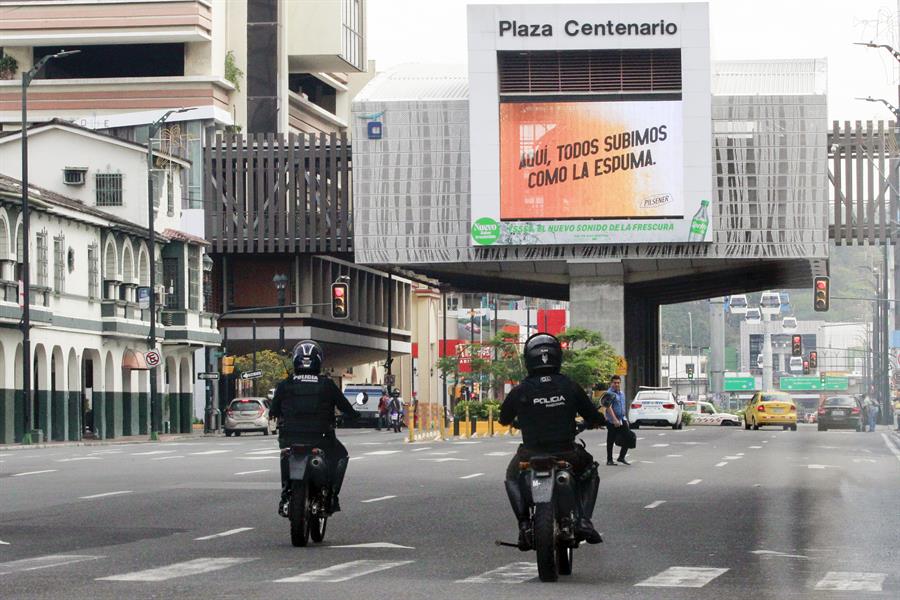 Policías ecuatorianos patrullan en la avenida Francisco de Orellana hoy, en Guayaquil (Ecuador). /EFE