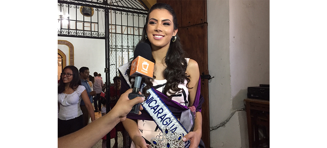 Adriana Paniagua en la Basílica de El Viejo, en Chinandega.