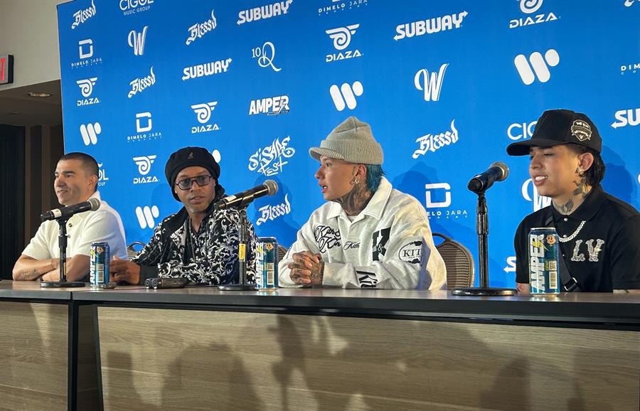 El exjugador de fútbol, el colombiano Víctor Hugo Aristizábal (i), la leyenda mundial del fútbol, Ronaldinho Gaucho (2-i), el cantante Blessd (2-d) y el streamer Westcol hablan durante una rueda de prensa ./EFE