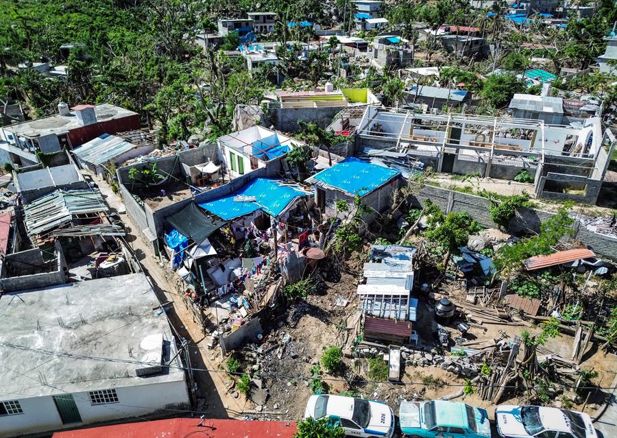 Fotografía áerea donde se observa la colonia Cumbres de Figueroa, una de las zonas afectadas por el 'huracán Otis'./EFE