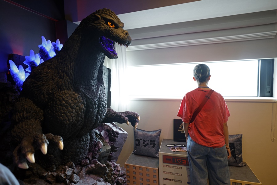 La nueva sala 'Godzilla vs King Ghidorah' en el Hotel Gracery Shinjuku en Tokio./ EFE