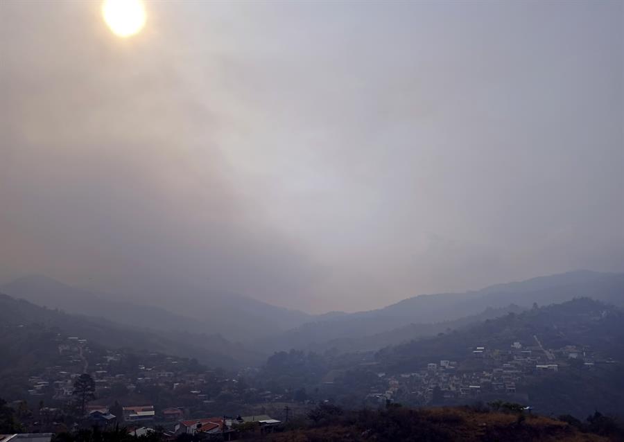 Fotografía que muestra la capa de humo causada por incendios forestales este lunes en un sector de Tegucigalpa (Honduras)./ EFE