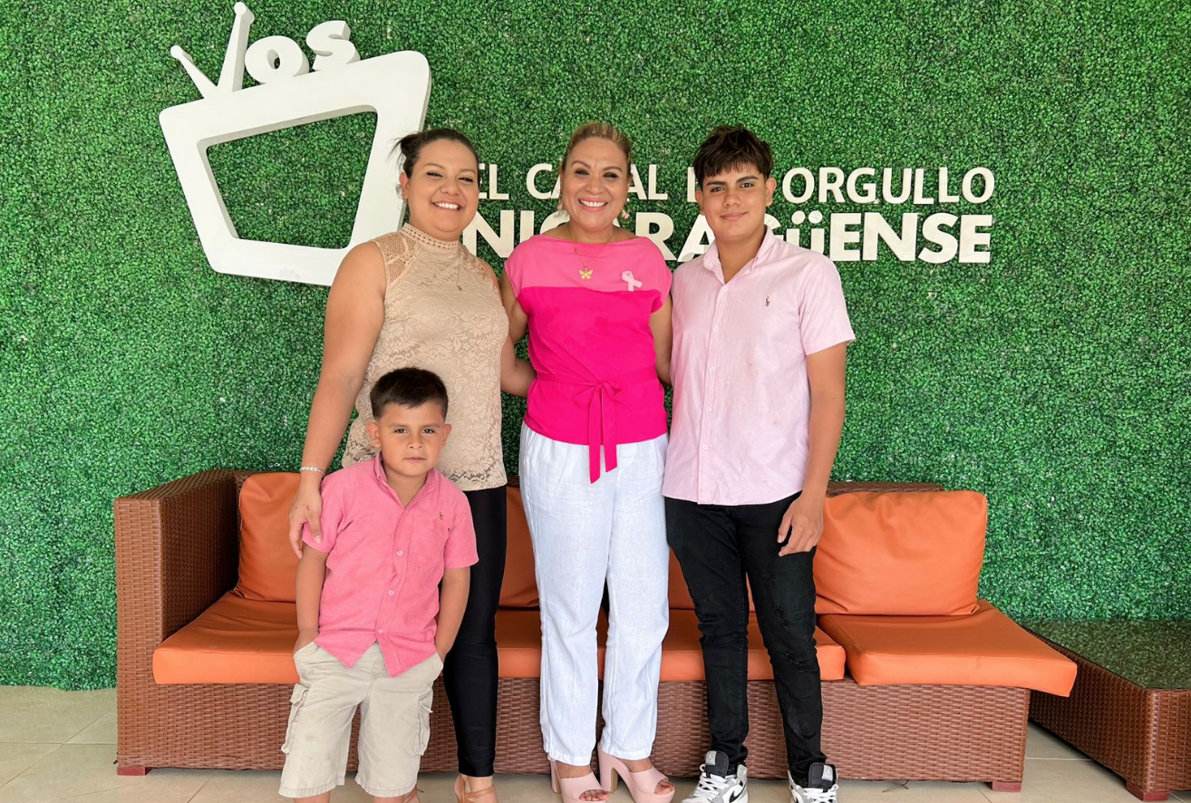 Eda Pineda junto a sus tres hijos. /Laura Vílchez,