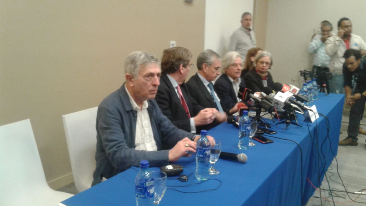 Delegación de Eurodiputados en conferencia de prensa.