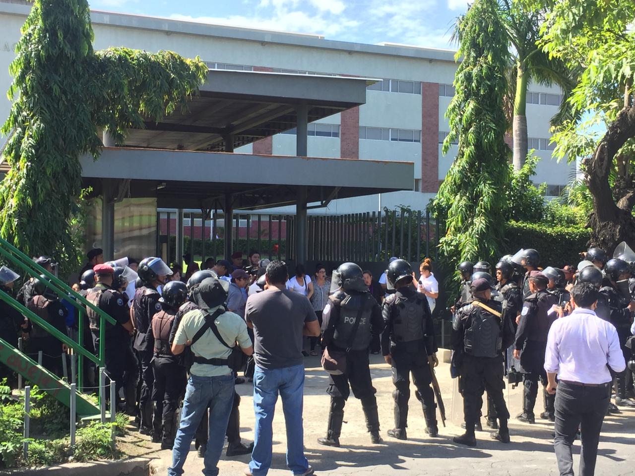 Así se encuentra la entrada hacia los Juzgados de Managua. Foto Gerall Chávez.