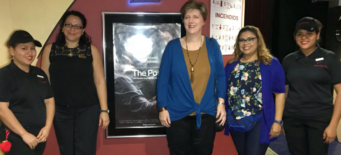 La embajadora de Estados Unidos en Nicaragua, Laura Dogu, asistió al pre-estreno de la cinta The Post.