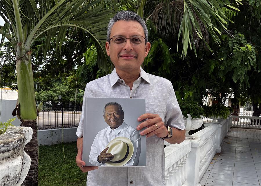 El investigador musical Enrique Martín Briceño, posa con un ejemplar de su libro “Armando Manzanero"./ EFE