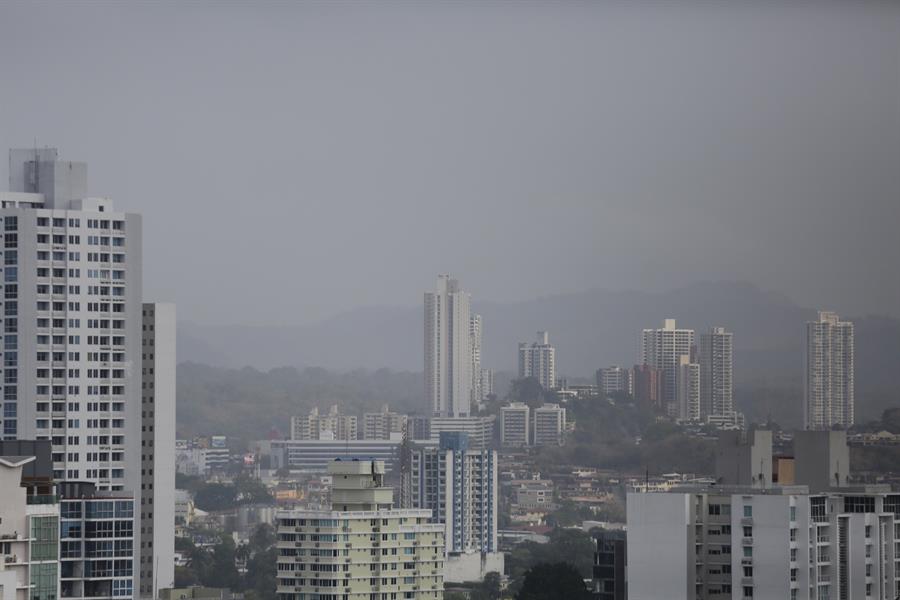 El humo tóxico cubre este lunes buena parte de la capital del país y sus alrededores./ EFE