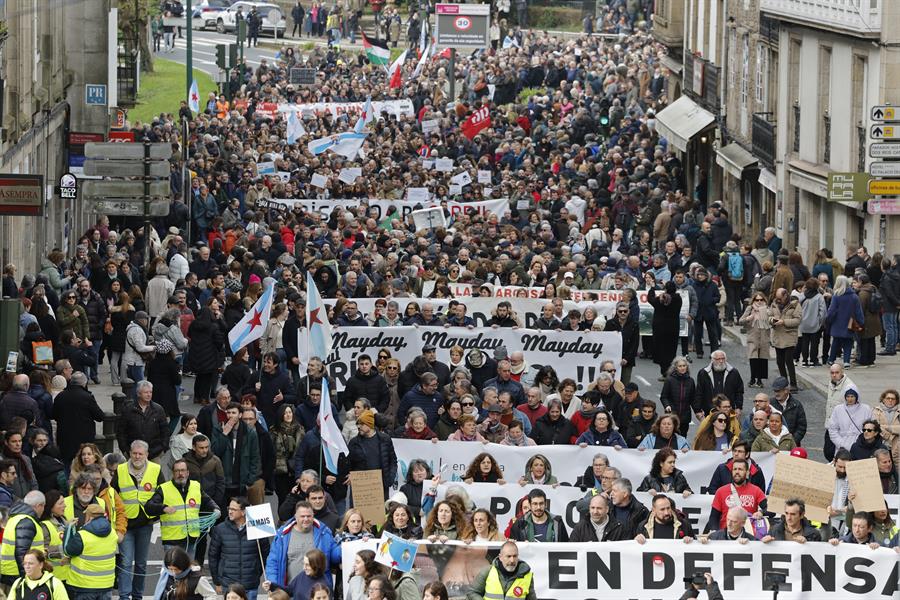 Miles de personas se movilizan en Galicia en defensa del mar y contra la gestión de la contaminación causada por el vertido de pélets de plástico. /EFE