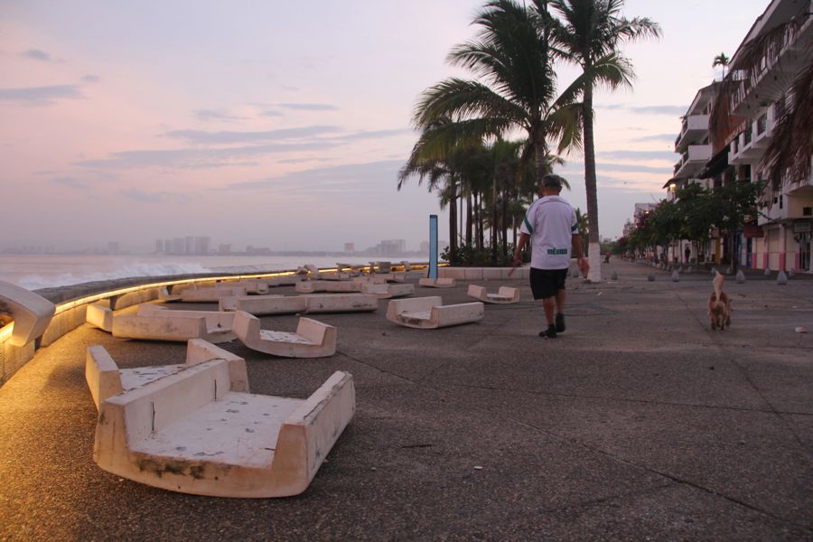 Un turista observa las bancas de concreto arrancadas por los vientos turbulentos de un huracán en Puerto Vallarta (México)./ EFE