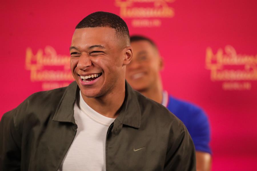 El futbolista francés Kylian Mbappe (i) posa con motivo de la inauguración de su figura de cera en el Museo Madame Tussauds, el 16 de mayo de 2024./ EFE