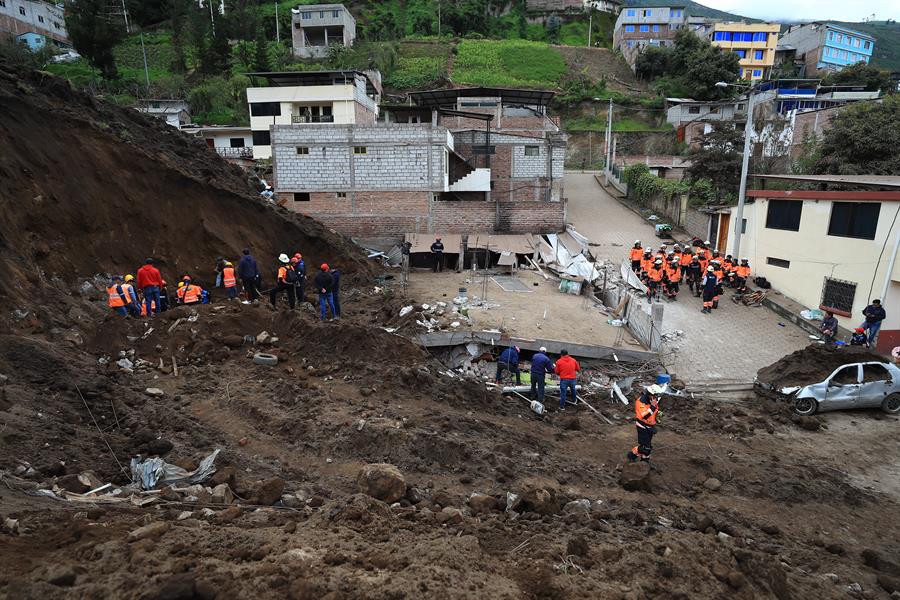 Rescatistas trabajan en la búsqueda de víctimas de un alud, en Alausí (Ecuador), en una fotografía de archivo. /EFE