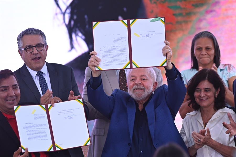 El presidente de Brasil, Luiz Inácio Lula da Silva, muestra un documento durante la ceremonia de sanción del proyecto de ley que otorga una pensión vitalicia para los hijos de enfermos de lepra, hoy, en el Palácio del Planalto en Brasilia./EFE