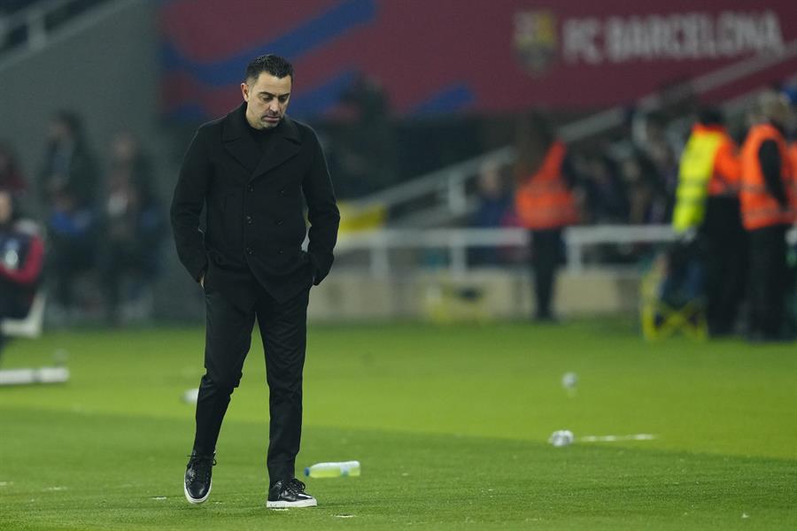 El técnico del FC Barcelona Xavi Hernández durante el partido de la jornada 22 de LaLiga EA Sports entre el FC Barcelona y el Villarreal CF, este sábado en el estadio Olímpico de Montjuic, en Barcelona. /EFE