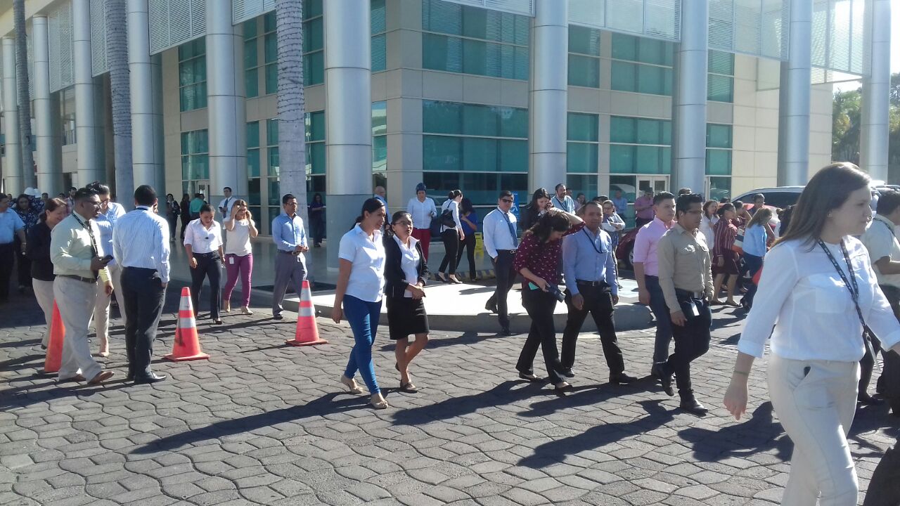 El Centro Pellas evacuó a las personas que se encontraban en el edificio a la hora del sismo.