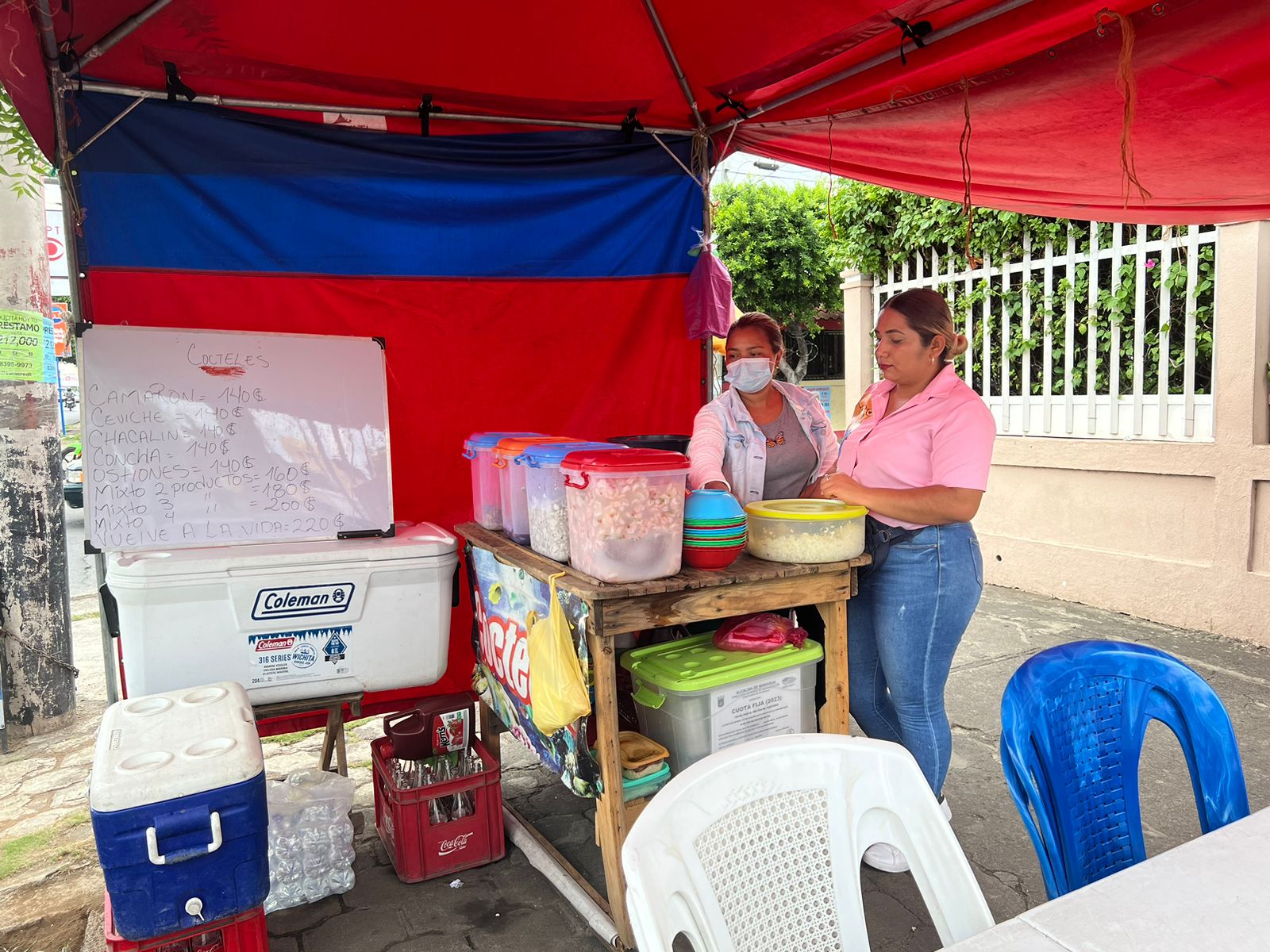 Alma Balmaceda de mascarilla, mientras prepara un ceviche/. CarlosArguijo