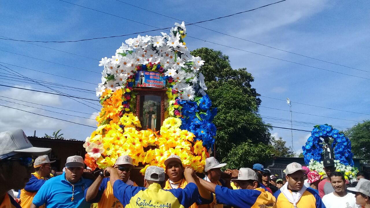 Cargadores con la imagen de Santo Domingo de abajo. Foto: Héctor Rosales