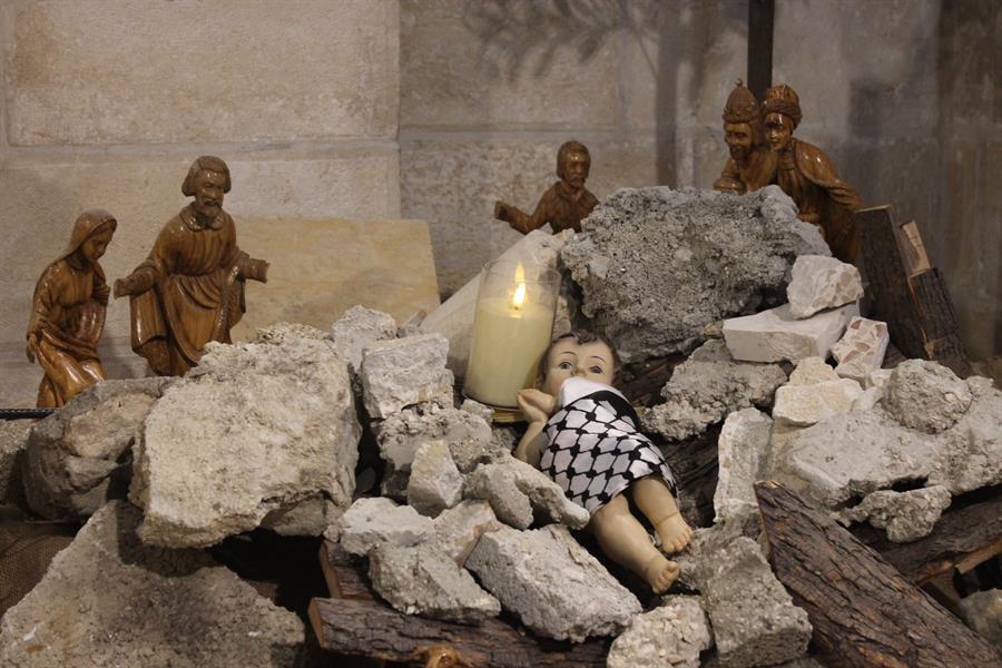 Un Niño Jesús que no está en el pesebre sino entre ruinas, como las que sepultan a diario en Gaza a muchos niños, es el nacimiento montado esta Navidad en una iglesia de Belén. /EFE