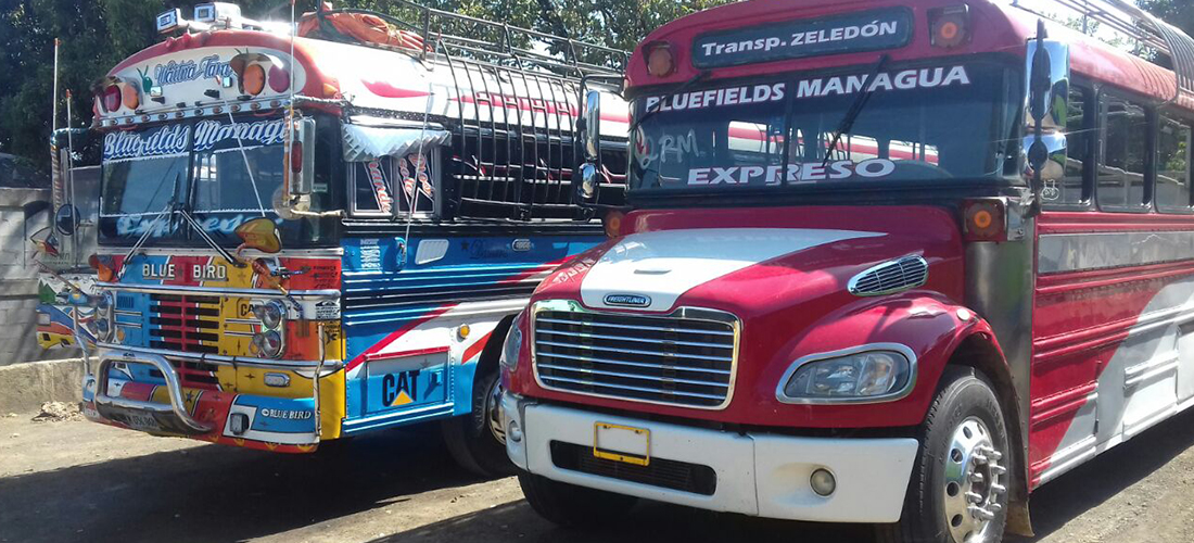 Unidades de transporte que recorren la ruta Managua-Bluefields y viceversa, por medio de la carretera que une el Pacífico con el Caribe nicaragüense. Foto: Héctor Rosales