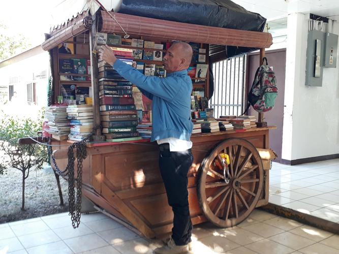 Don José Luis Figueroa, vendedor de libros en la UNAN Managua