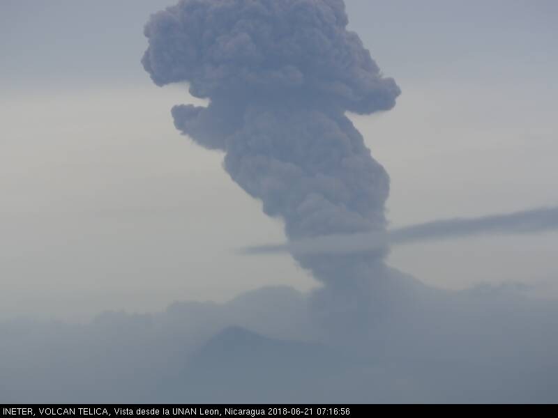Explosión del volcán Telica, registrada en las cámaras de monitoreo de Ineter.