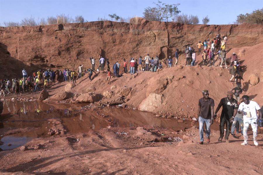 Al menos 60 personas fallecieron al derrumbarse el pozo de una mina artesanal de oro en la localidad de Kobadani./EFE