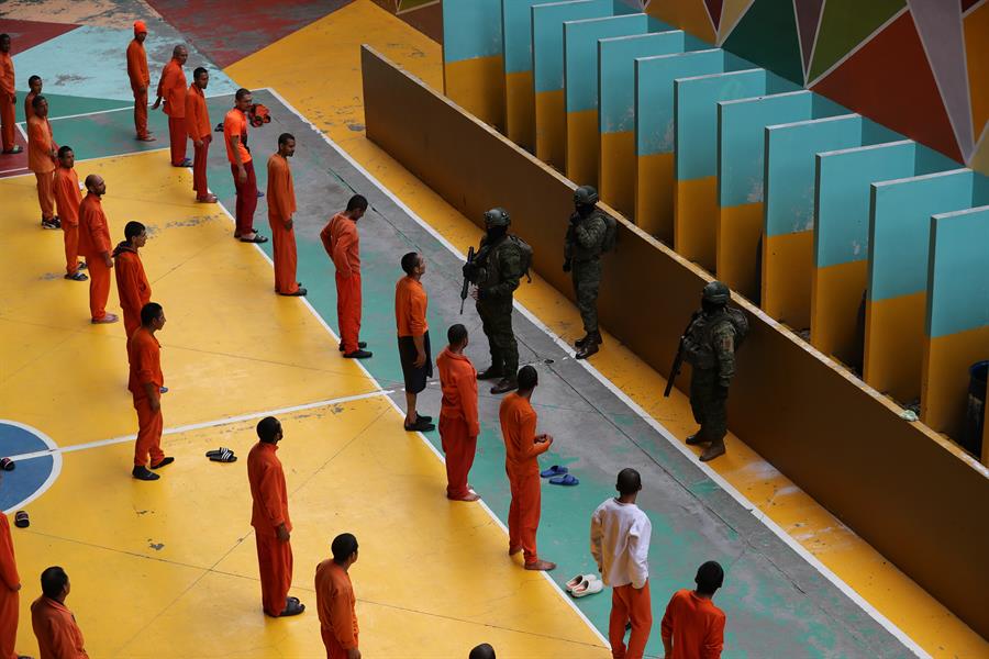 En esta foto se registra a un grupo de reclusos al hacer ejercicios físicos, bajo la custodia de varios militares, en la cárcel Cotopaxi, en Latacunga (Ecuador). /EFE