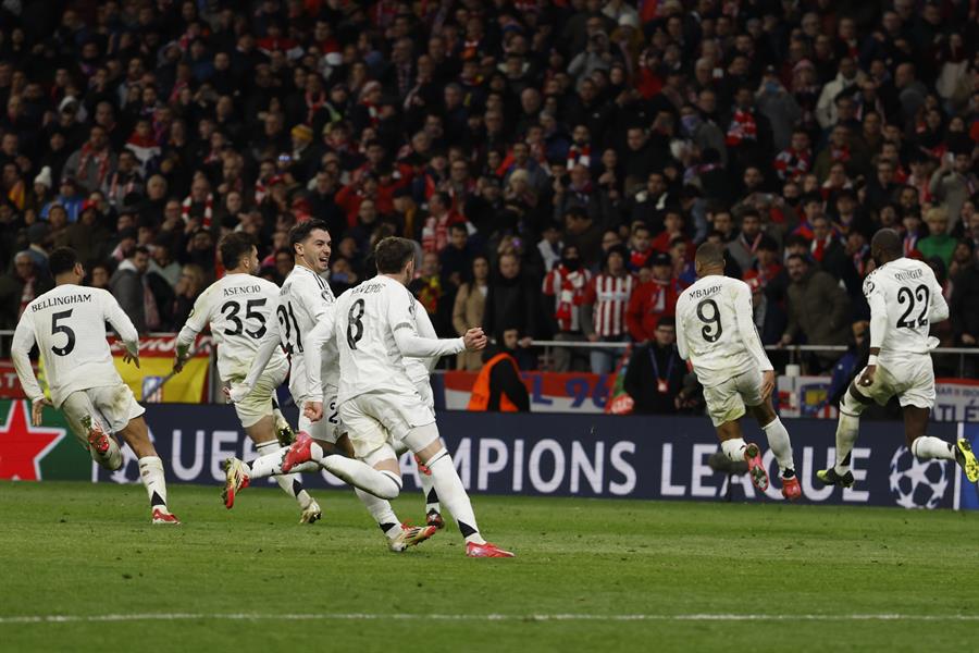 El defensa del Real Madrid Antonio Rüdiger (2d) celebra su penalti, que da la clasificación para cuartos al equipo blanco./ EFE