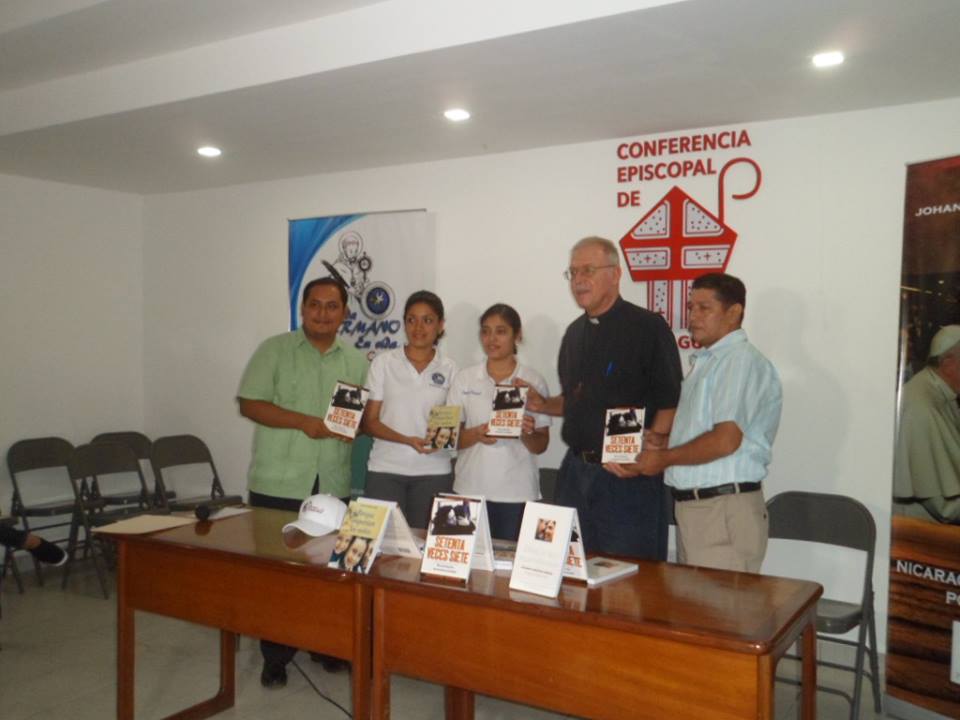 Entregan 2,100 libros a donación a los jóvenes de pastoral juvenil de las diócesis de Nicaragua.  Foto/Bielka García